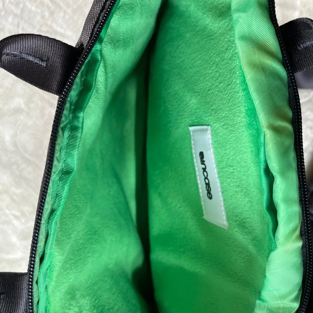 Incase Laptop Messenger Bag Black Ballistic Nylon Green Lining Padded Strap 15in